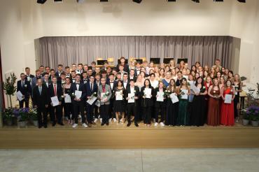 Zu sehen sind die 84 Abiturienten am THG Nördlingen. 