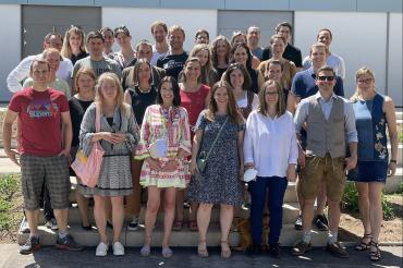 Zu sehen ist der Abiturjahrgang 2002 vom THG Nördlingen. 