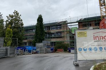 Das Bild zeigt das Donauwörther Gymnasium. 