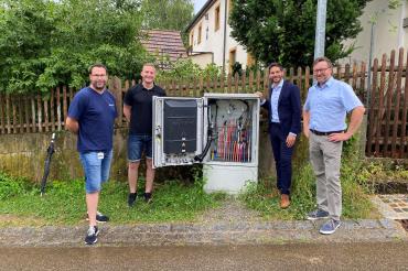 Gerd Mayer, Marco Fischer, Danyel Atalay und Huber Schurrer vor einem Stromkasten.  
