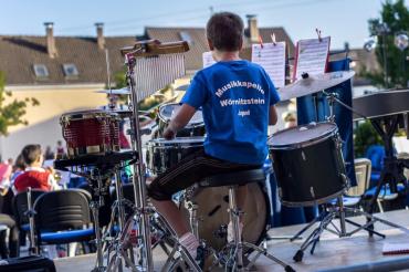 Zu sehen ist ein Mitglied der Musikkapelle Wörnitzstein vor dem Schlagzeug. 