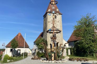 Kirche und Maibaum Forheim.