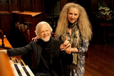 Zu sehen sind Liz Anderson und Douglas Lawrence. 