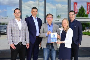 Überreichung des Markenpartnerschildes. 