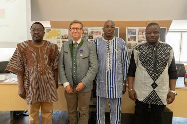 Die Delegation aus Burkina Faso mit Stefan Rößle. 