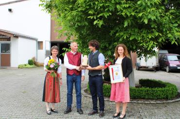 Übergabe der Goldenen Milchkanne an Josef Bissinger. 