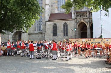 Zu sehen sind die Stadtkapelle und die Junge Stadtkapelle auf dem Nördlinger Marktplatz. 