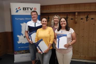 Rüdiger Knöferl, Nina Wiedemann, Sieglinde Rammer-Schmidtkunz, Margot Helber mit Urkunden. 