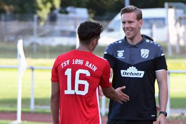 Cheftrainer Martin Weng bedankt sich bei Matthew Loo (Nr. 16) für seine gute Leistung im Spiel.