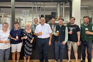 Das Bild zeigt Die Vermieterin Nicole Wermuth mit Partnerin, Elvira Wermuth, Landrat Stefan Rößle, Dekan Robert Neuner, Oberbürgermeister Jürgen Sorré, Simon Baumer, Robert Heinrich und Bernhard Strauch.