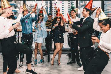 Das Bild zeigt eine Personengruppe beim Feiern.