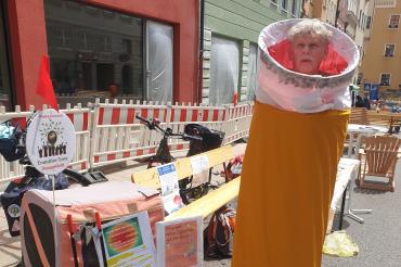 Das Bild zeigt einen Mann im Zigarettenkostüm