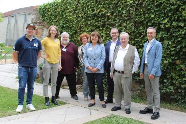 Florian Oßwald (Wirtschaftsjunioren Donau-Ries), MdL Eva Lettenbauer, Heinrich Kopriwa (AWO Schwaben), Angelika Schäfer (Sankt Vizenz Nördlingen), Rosemarie Kramer (Agentur für Arbeit Donau-Ries), Konrad Rebholz (Handwerkskammer Schwaben), Wolfgang Peitzsch (DGB Donau-Ries) und Wolfgang Goschenhofer (Stadtrat Nördlingen)