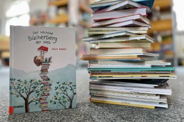 Das Bild zeigt einen Bücherberg.