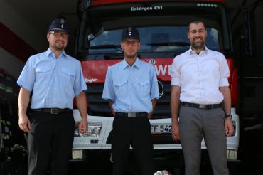 Sie präsentieren den neuen CAFS-Löscher (von links): Kommandant Jochen Fackler, 1. Vorsitzender Lukas Egetenmeier, Michael Mittring (RVB Ries und aktiver Feuerwehrmann in Baldingen) 
