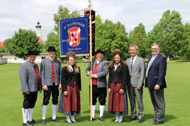 Von links: Festausschussvorsitzender Alexander Kotz, 1. Vorstand Florian Kotz, Fahnenbegleiterin Laura Hofmann, Standartenträger Lorenz Götz, Fahnenbegleiterin Annika Schüler, Bernd Puchinger (RVB Ries Maihingen), Paul Ritter (Vorstandsvorsitzender RVB Ries) 