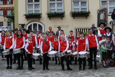 Unser Bild zeigt die Buben und Mädchen der Trommelgruppe der Trachtenkapelle Marktoffingen auf dem Nördlinger Marktplatz bei der Huldigung am Stabenfest, rechts mit Hut die Leiterin der Trommelgruppe Karin Wolf. 