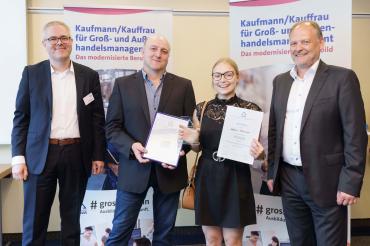 Das Bild zeigt die Ehrung von Stefanie Steinmeyer.