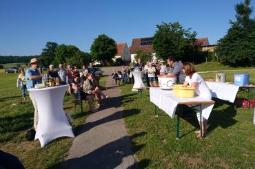 Auf dem Bild zu sehen: Ralf Melber (l.) zeigt Bürgermeister Christoph Schmidt (2.v.r.) und Stadträtin Martina Thiel (r.), wie man Armbäder richtig macht. 
