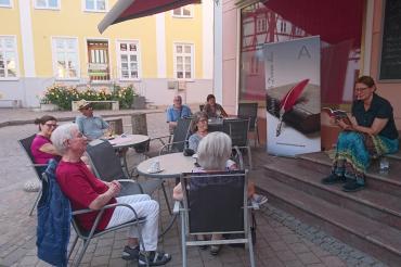 Petra Plaum bei der improvisierten „Treppenlesung in Harburg“