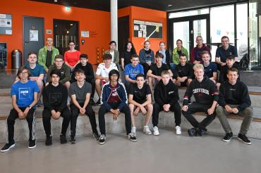 Gemeinsam mit ihren Lehrkräften Jochen Seefried und Jürgen Horzella (hinten ganz rechts), LEW-Eventmanagerin Christine Rehberger-Strobel (hinten, 2. von links) sowie einem DAV-Klettertrainer (hinten rechts) erlebte die 9a des THG Nördlingen einen besonderen Schultag.