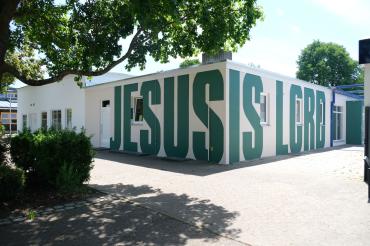 Das Bild zeigt das neue Gemeindezentrum in der Kerschensteinerstraße 1
