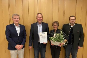 Das Foto zeigt von links nach rechts: Bezirksrat Peter Schiele, Altbürgermeister und Kreisrat Wolfgang Kilian, Elisabeth Trüdinger und den Ortsvorsitzenden Wolfgang Stolz
