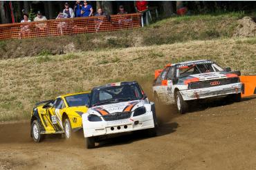 Auf dem Foto zu sehen sind die Supertourenwagen 4WD und in der Mitte der MCKler Jens Baltzer, rechts der MCKler Andreas Fürst und links Stefan Windschiedl vom MSC Höchstädt. 