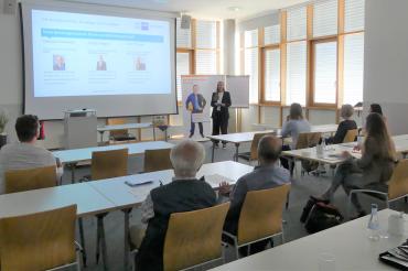 Karin Bräuer (Industrie- und Handelskammer, Beratungszentrum Recht und Betriebswirtschaft) erläutert das Beratungsangebot der IHK bei Unternehmensgründungen.