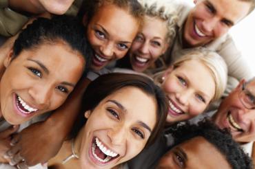 Gruppenfoto von mehreren Personen. 