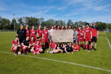 Die Spielerinnen der Damenmannschaft des SV Wörnitzstein-Berg nach dem letzten Spiel zusammen mit den C-Juniorinnen, die zum Ligaverbleib gratulieren