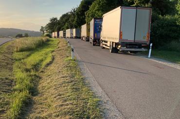 Parkplatz "Rauhe Burg" an der B25. 