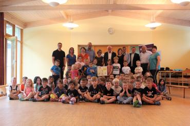 Die Kindergartenkindern freuen sich zusammen mit Leiterin Gabi Litzel-Reißler, ihrem Team, Vertretern des Elternbeirates, der Stadt Donauwörth, dem LEW-Kommunalmanager Michael Smischek und der stellvertretenden Landrätin Claudia Marb über das Entdecker-Paket. 