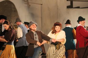 Das Bild zeigt eine Szene aus dem Stück  "Der Bleisiegelfälscher"