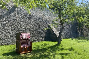 Das Bild zeigt die neuen Strandkörbe im Stadtgraben.