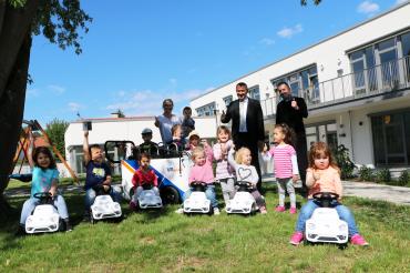 Unser Bild zeigt von links: Kita-Leiterin Heike Oswald, Bernd Mielich (RVB Ries) und Stadtpfarrer Benjamin Beck (Kath. Kirchenstiftung St. Salvator) mit Buben und Mädchen der Krippen- und Kindergartengruppen von St. Michael. 