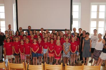 Das Bild zeigt die Akteure mit den ehrenamtlichen Helferinnen und Helfern.