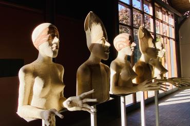 Das Bild zeigt die Kunstausstellung des Bildhauers Volkmar Kühn.