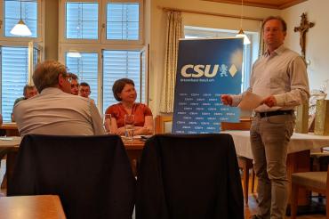 Bei seiner Jahreshauptversammlung im Gasthaus Neurwirt in Bayerdilling konnte die Ortsvorsitzende und Stellvertretende Landrätin Claudia Marb gleich drei Neumitglieder begrüßen. Damit Stellt der CSU-Ortsverband Rain wieder 100 Mitglieder. Auf dem Bild zu sehen: Claudia Marb (sitzend) und MdL Wolfgang Fackler. 