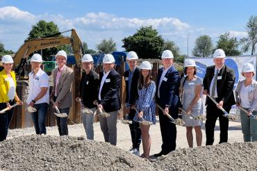 Auf dem Bild zu sehen (von links): Architektin Barbara Kandler (links), Stefan Bissinger, Josef Albanese, Gerhard Kappeller, Bürgermeister Martin Paninka, Julian Seiler, Barbara Seiler, Inhaber Johann Seiler, Sigrid Seiler, Staatssekretär Roland Weigert und die stellvertretende Landrätin Ursula Kneißl-Eder. 