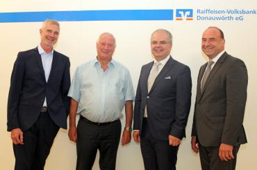 Das Bild zeigt Vorstand Alexander Lehmann, Vorstandssprecher Michael Kruck, ausgeschiedene Aufsichtsratsmitglied Harald Schneider sowie Aufsichtsratsvorsitzender Thomas Kopp.