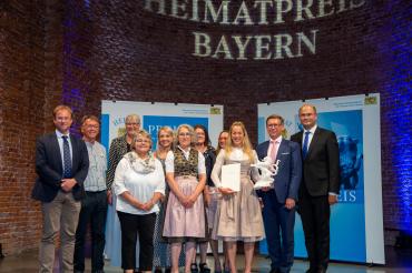 Finanz- und Heimatminister Albert Füracker verleiht den „Heimatpreis Südbayern“ an das Dorfladennetzwerk Donau-Ries. 