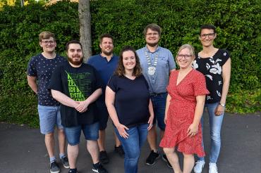 Auf dem Bild zu sehen (von links): Enrico Dietrich (Schatzmeister), Patrick Berner (Zeremonienmeister), Michael Weigl (Vizepräsident), Sandra Burkhardt (Federmeisterin), Florian Riehl (Präsident), Anna Schmid (Hofmarschallin), Melissa Kugler (Obersthofmeisterin). 