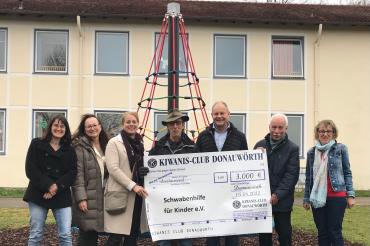 Das Bild zeigt die Spendenübergabe an das Förderzentrum Kaisheim.