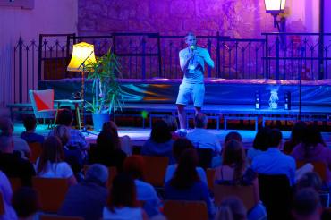 Der Poet, Raphael Breuer, während seines ausdrucksstarken Auftritts im vergangenen Jahr auf der Bühne im Schlosshof des Residenzschlosses Oettingen. Dieses Jahr hat Moderator Jens Hoffmann ein exklusives Künstlerensemble für Oettingen verpflichtet