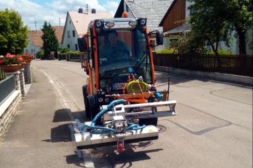 umweltfreundliche Entfernen von Unkräutern an den Straßenrändern in Donauwörth 