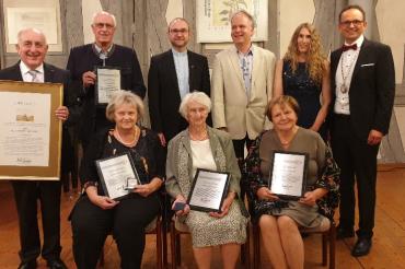 von links nach rechts  Gottfried Hänsel, Leonhatd Bayerle, Stadtpfarrer Wolfgang Gebert, Pfarrer Horst Kohler, Iris Drexler, Dr. Martin Drexler,  vorne  Heidi Dietrich, Antonie Schäble, Anneliese Till. 