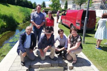 Eine Stolperschwelle auf dem Fußweg entlang des Steglesgrabens erinnert in Bäumenheim nun an die Opfer des KZ-Außenlagers. Auf dem Bild zu sehen (von links): Bürgermeister Martin Paninka, Daniel Markmüller, Künstler Gunter Demnig, Christina Mayer, Mario Felkl und stellvertretende Landrätin Claudia Marb. 
