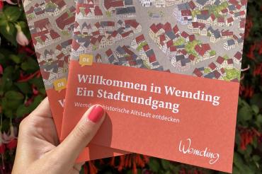 Das Bild zeigt die neu aufgelegte Broschüre  „Stadtrundgang durch Wemding“.