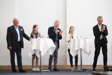 Da Anna Fischer (2. von links) und Franziska Eßmann (2. von rechts) gemeinsam bereits drei Mal, Franziska allein noch zusätzlich zwei Mal, beim "Erinnerungszeichen"-Wettbewerb gewonnen haben, wurden sie von Dr. Ludwig Spaenle (links), Landtagsvizepräsident Karl Freller sowie Kultusminister Prof. Michael Piazolo beim Festakt zur Preisverleihung interviewt. 